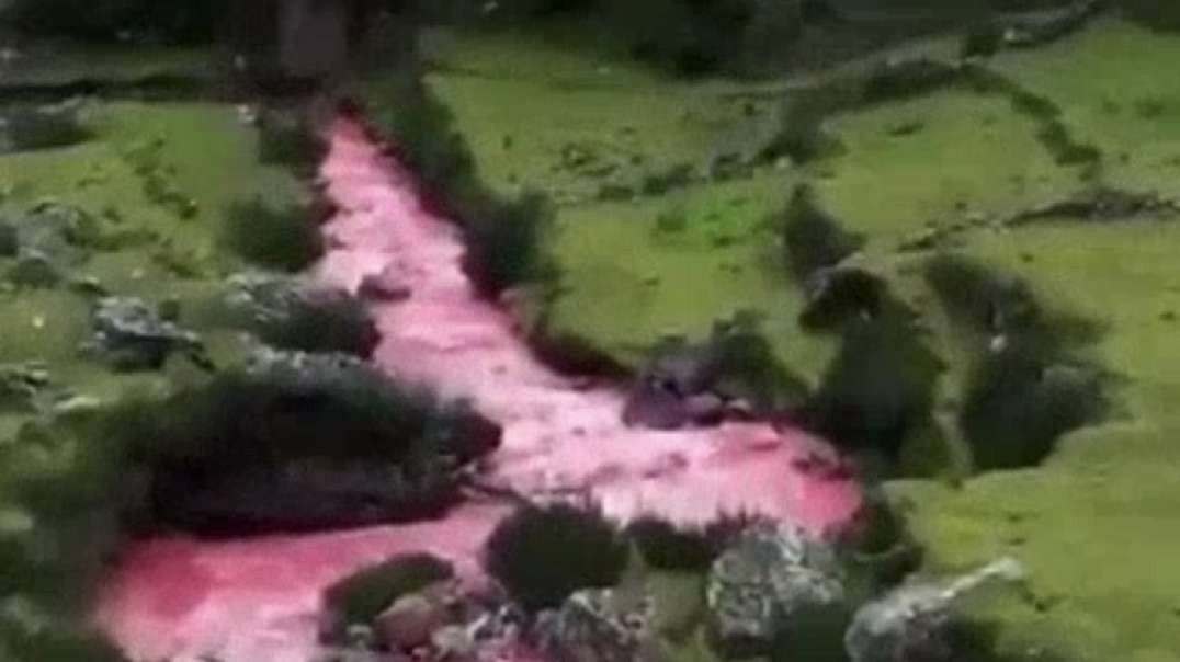 ⁣النهر الأحمر في ( البيرو) هل سمعتم به من قبل ..؟